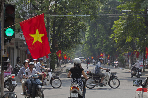 现场约有80多辆消防车出动,所有浦东的消防支队均出动参与灭火,约1小时后大火被控制。