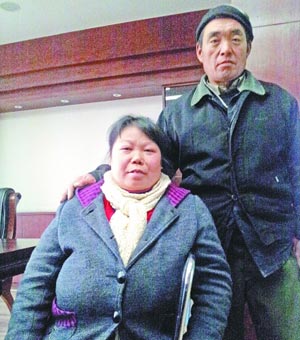 女子胸部疯长二十年成包袱 睡觉被乳房压醒