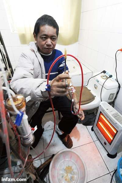 胡颂文在简陋的卫生间里做血透。