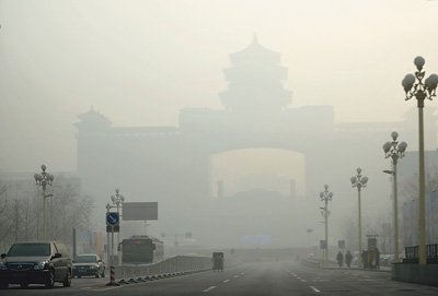 北京 西站1月12日，北京空气质量持续六级严重污染，北京西站笼罩在雾霾之中。新华社记者 公 磊摄