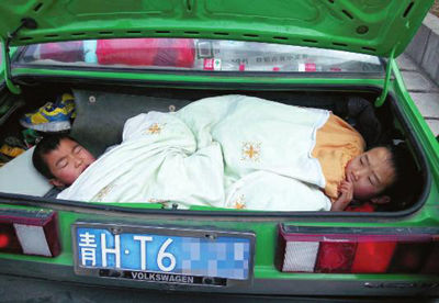 两个9岁的孩子躺在后备箱里，幸好交警及时发现