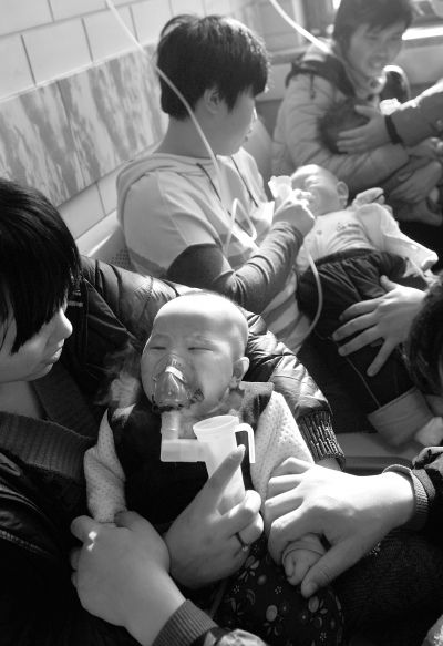 北京儿童医院一天有超过800个孩子接受雾化治疗