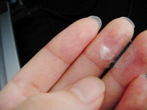 市民唐女士只戴了3次就坏掉的隐形眼镜。