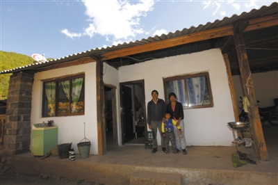 2012年11月20日，山石屏疗养院，何春香一家盖了新房。何春香是康复者的第二代，她与丈夫决定留在这里生活