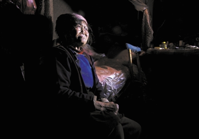 2012年11月27日，云南省大理市凤仪镇黄草坝麻风康复村。今年80岁的徐奶奶双目失明，手脚严重残疾，50年前她因麻风病搬进这个村庄后从未离开过，她的亲人也从来没有看望过她