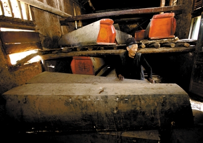 山石屏疗养院的老人们每人都准备了一口棺木，写上名字统一存放