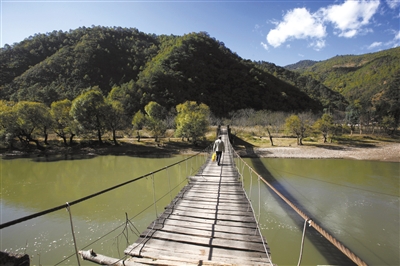 山石屏麻风隔离疗养院和其他村庄隔着黑潓江，通过吊桥能到达。吊桥是1996年建成，在此之前靠摆渡