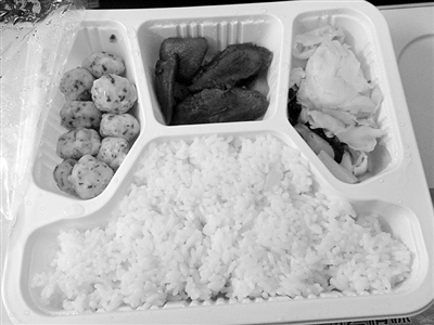 1月31日，D334列车上销售的15元套餐。