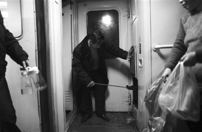 L417列车人员正在烧热水。