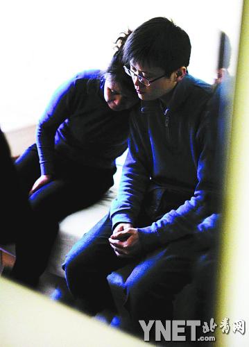 死者刘玉涛的母亲无力地靠在双胞胎哥哥刘玉波的肩上