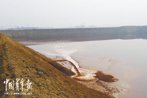 2月19日，干韩村头的赤泥沉降大坑内，排污口正在排水。