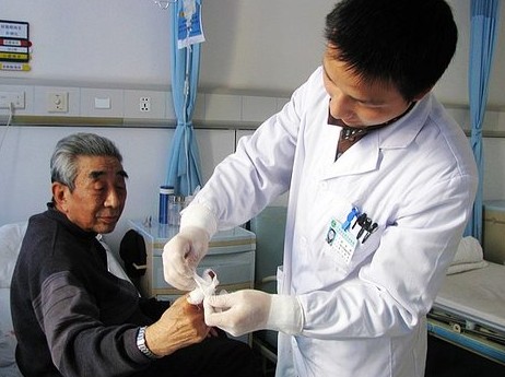 杜爹爹正在医院接受治疗