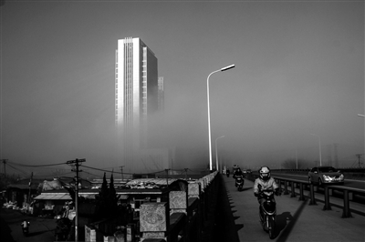 浓雾侵袭绍兴 高楼如浮空中