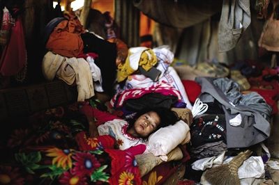 马头坡村，小学3年级的李美珍发烧3天了，只能在家熬着。没有户籍，没有医疗保险，当地人生病大都靠自愈。