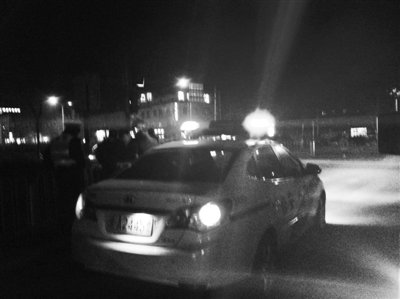 女子自称搀扶路上摔倒老人反遭诬陷，为证清白发微博寻目击者