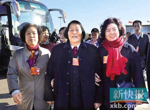 申纪兰(前中)如今是媒体追逐的焦点。