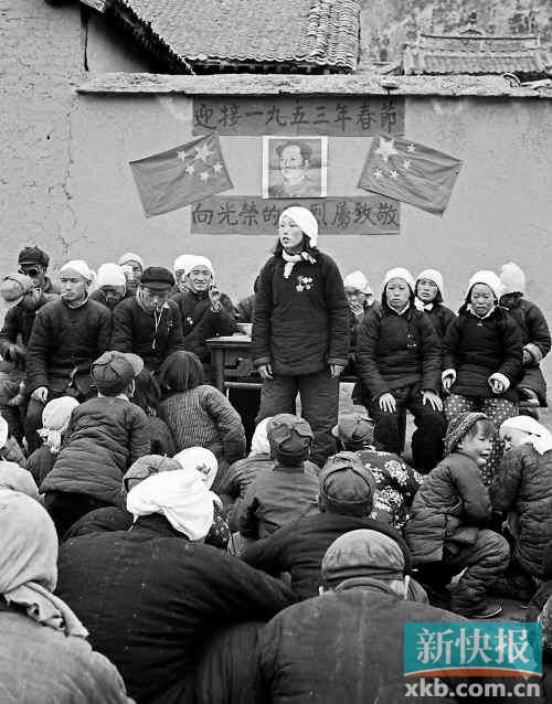 1953年,申纪兰作为模范军属代表在团拜大会上讲话。