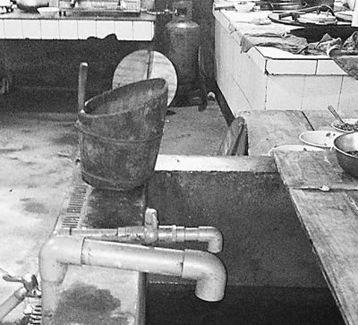 在镇机关食堂，洗菜煮饭都用自来水