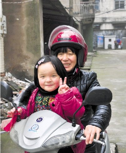 5岁的小钰霏看上去已经和正常孩子没什么两样。