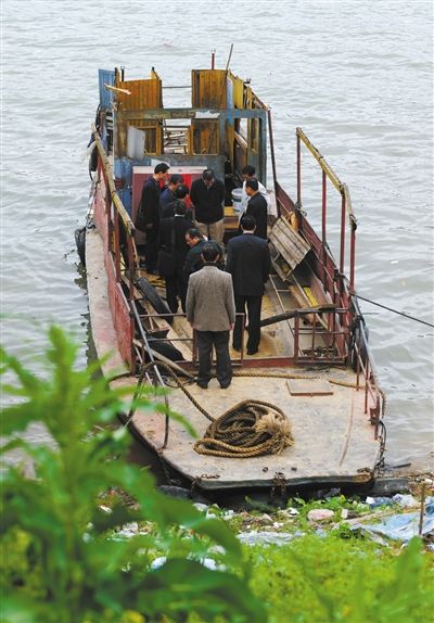 21日，有关人员在查看被打捞上来的遇难渡船。据介绍，3月20日9时许，延平区境内遭遇突发极端天气，当时夏道运输公司的闽南平渡4195渡船被暴风推出数十米翻沉，造成11人死亡，4人失踪。