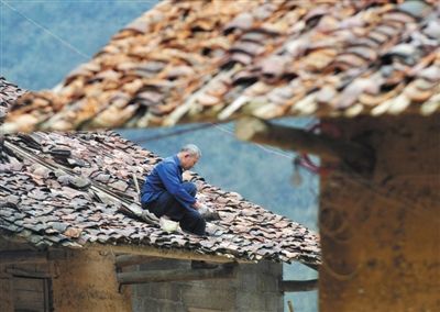 21日，广西马山县里当瑶族乡龙那村村民在修复被冰雹损坏的房屋。3月以来，受强对流天气影响，广西多地出现风雹灾害，受灾人数超过16万，其中1人因灾死亡。