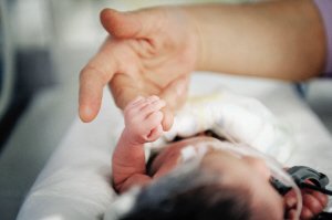 孩子求生欲望强烈,当护士碰到她的小手时,她将护士的手指紧紧攥住。