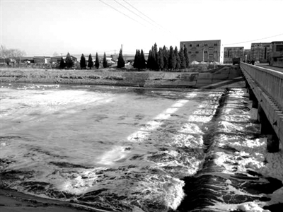 凉水河马营村河段，泛起大量白色泡沫