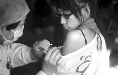2009年10月，垂杨柳中学一名女生在接种甲型H1N1流感疫苗。昨日卫计委称，国内外尚无H7N9疫苗。
