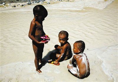 3月20日，云南昆明东川区拖布卡镇格勒村小河边组，三个孩子在河滩上玩耍