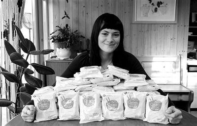 英国《每日邮报》刊发了雷德曼与方便面在一起的图片