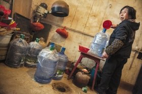 4月12日，娄底娄星区三元居委会斗牛、斗星两组井水浑浊不能食用，当地居民屋里一般都储存着许多桶装水