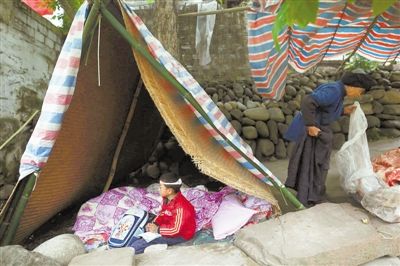 昨日,芦山县宝盛乡玉溪村,一位头部受伤的小男孩在写作业