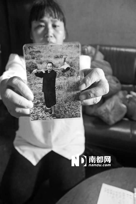 昨日，家属拿出黄瑞光三年前的照片说，老人家生前比较健壮，经常下地干农活