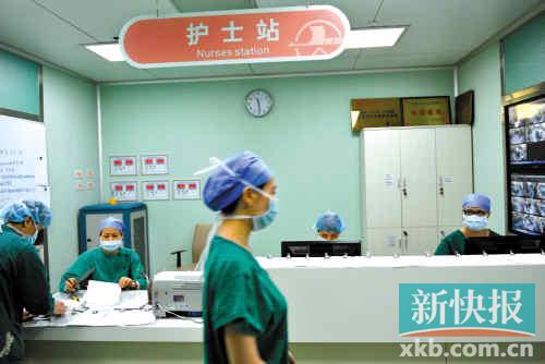 暨大华侨医院手术室里，年轻的护士们在忙碌着