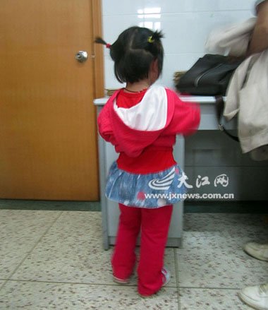 比同龄人发育得早的丹丹。