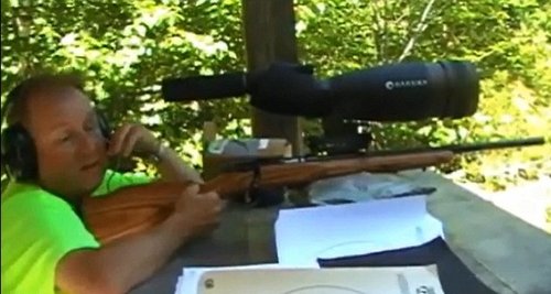 吉姆射击时握着一支HMR17步枪,戴着一副耳机。