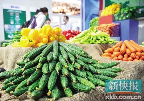 超市里的绿色蔬菜比肉菜市场的同样品种要贵许多。