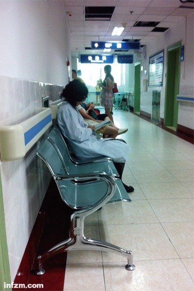 走廊里的兰越峰。