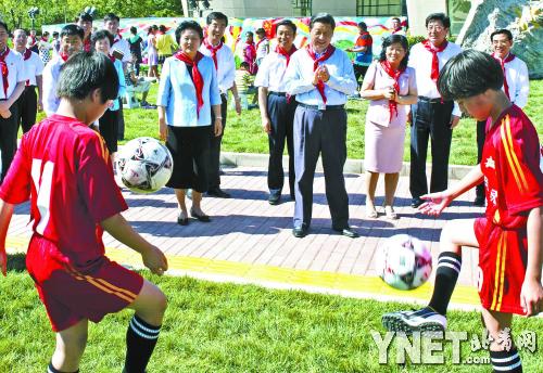 习近平在少年宫观看小学生踢足球