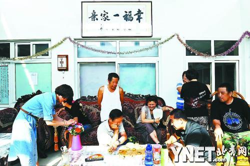 海棠园的家庭成员、义工、康复护士、房东等在家庭会议后小聚