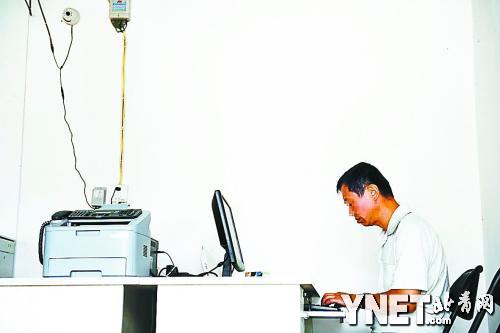 穆智在“家”里的“话吧”练习打字