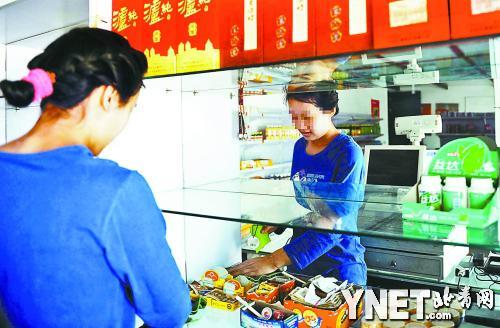悦悦给“家”里的小超市理货