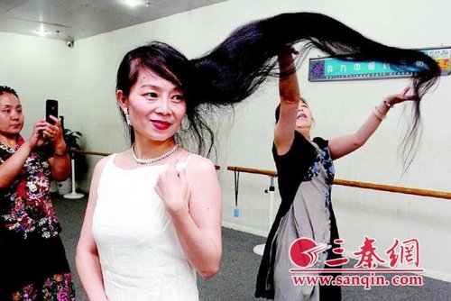 李梦露的长发留了35年。