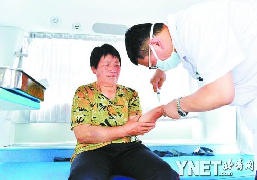 “中医流动车”开进深山