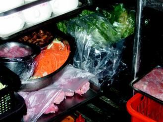 台湾高雄福华大饭店遭“消保处”查出厨房卫生不合格，食材未依生熟食区隔，未覆盖就堆栈在一起，增加交叉污染风险。台湾“消保处”供图。