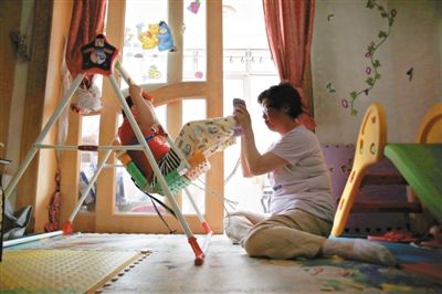 6月14日,未婚妈妈于军的家里,她正在陪女儿悦悦玩耍。悦悦4岁了,因为没有爸爸的信息而始终上不了户口