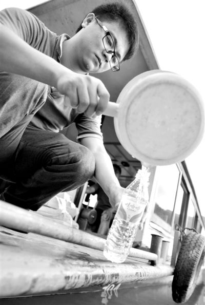 昨日，合面狮段水域，工作人员在取水检测