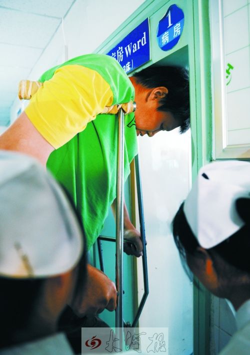 “巨人”进病房门也是考验 “巨人”进病房门也是考验