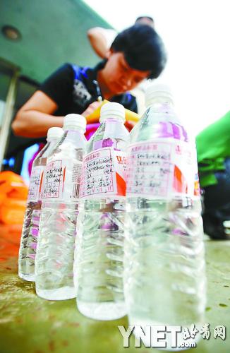 当地环保部门工作人员在取水化验检测