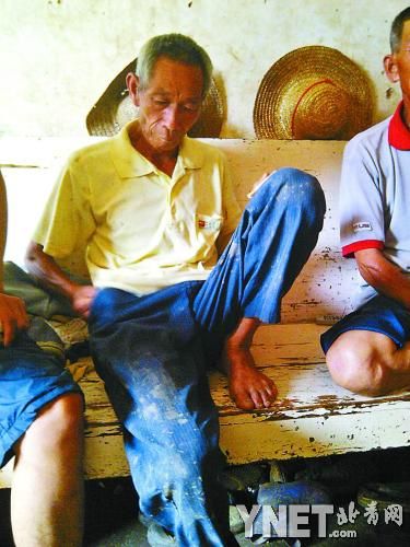 一个人照看家里的5亩稻田，黄自超70岁的父亲黄位荣裤管上经常沾满泥